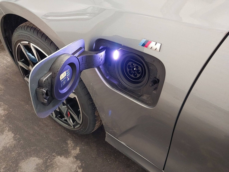 BMW 330 e xDrive M Sport //HeadUp Stop&Go Schiebedach 19"L — photo 13