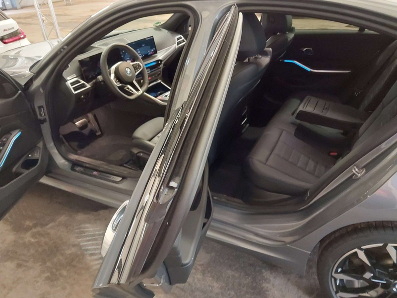 BMW 330 e xDrive M Sport //HeadUp Stop&Go Schiebedach 19"L — photo 10