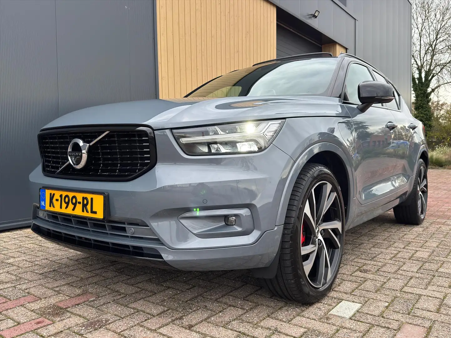 Volvo XC40 T5 Twin Engine 262pk R-Design | NL Auto | H&K | Pa Grijs - 1