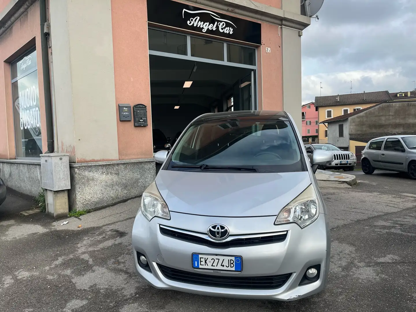 Toyota Verso-S Verso-S 1.4d Active mt Silber - 1