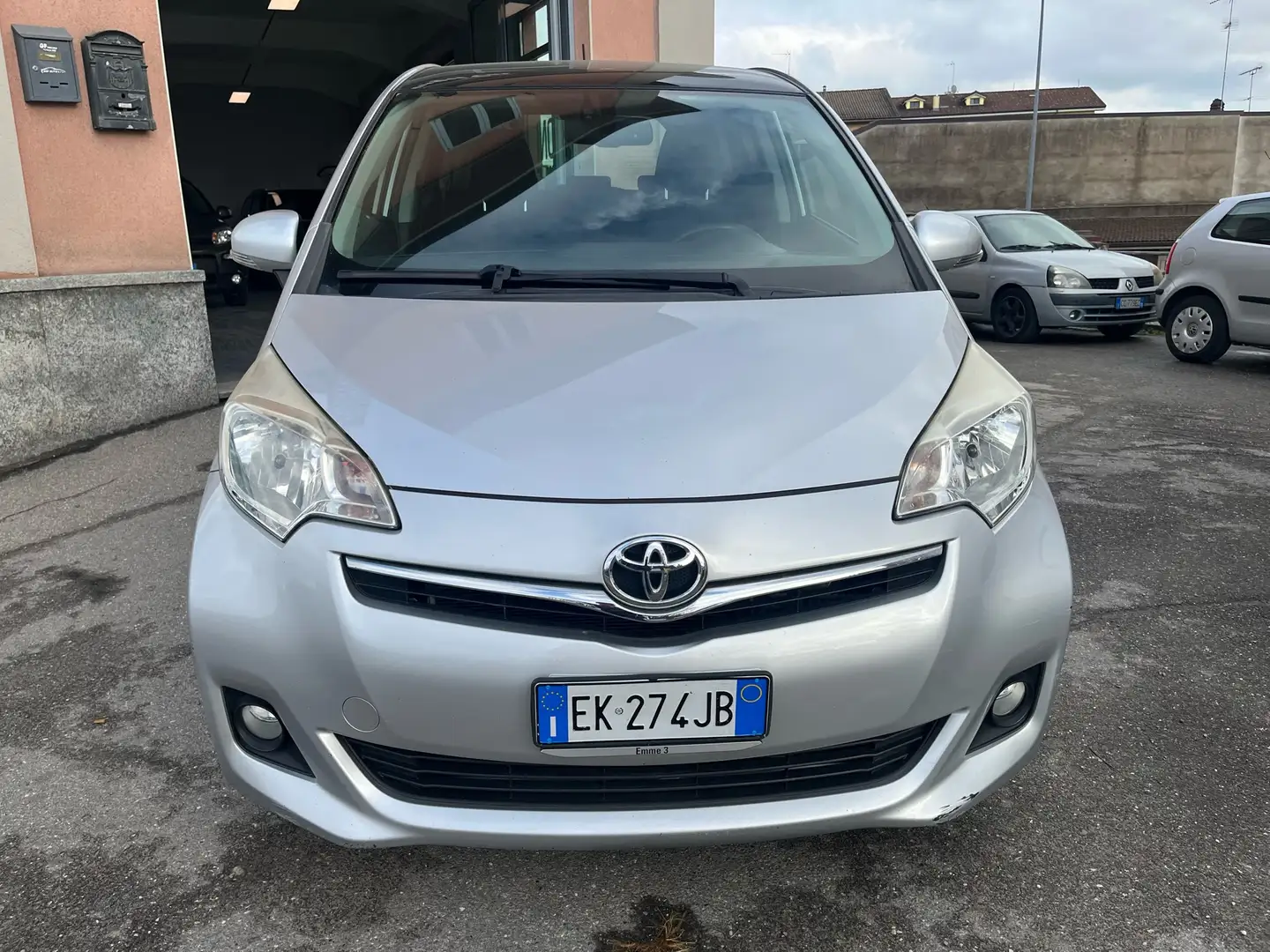 Toyota Verso-S Verso-S 1.4d Active mt Silber - 2