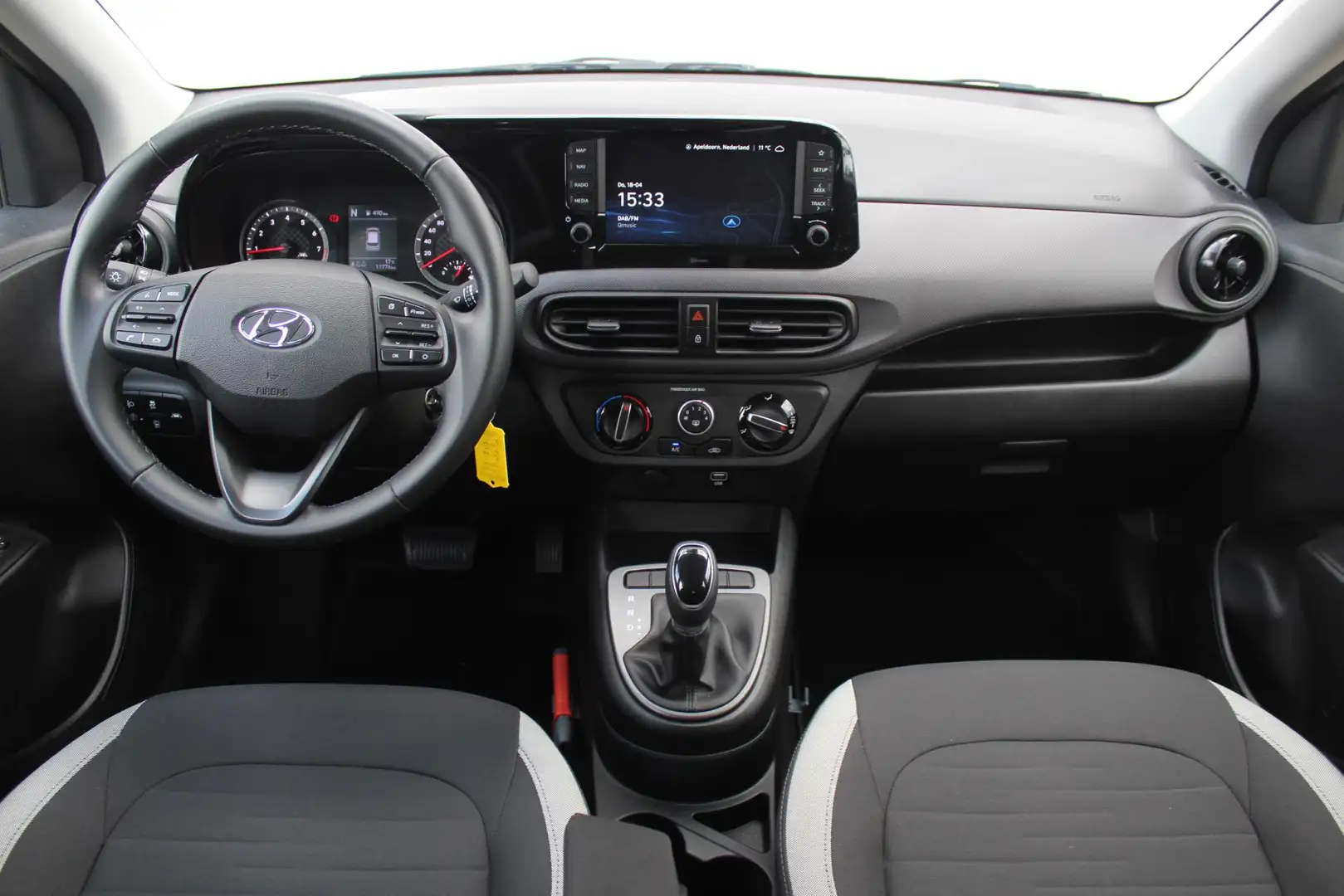 Hyundai i10 1.0 Comfort Smart 5-zits AUTOMAAT / Navigatie + Ap Zwart - 2