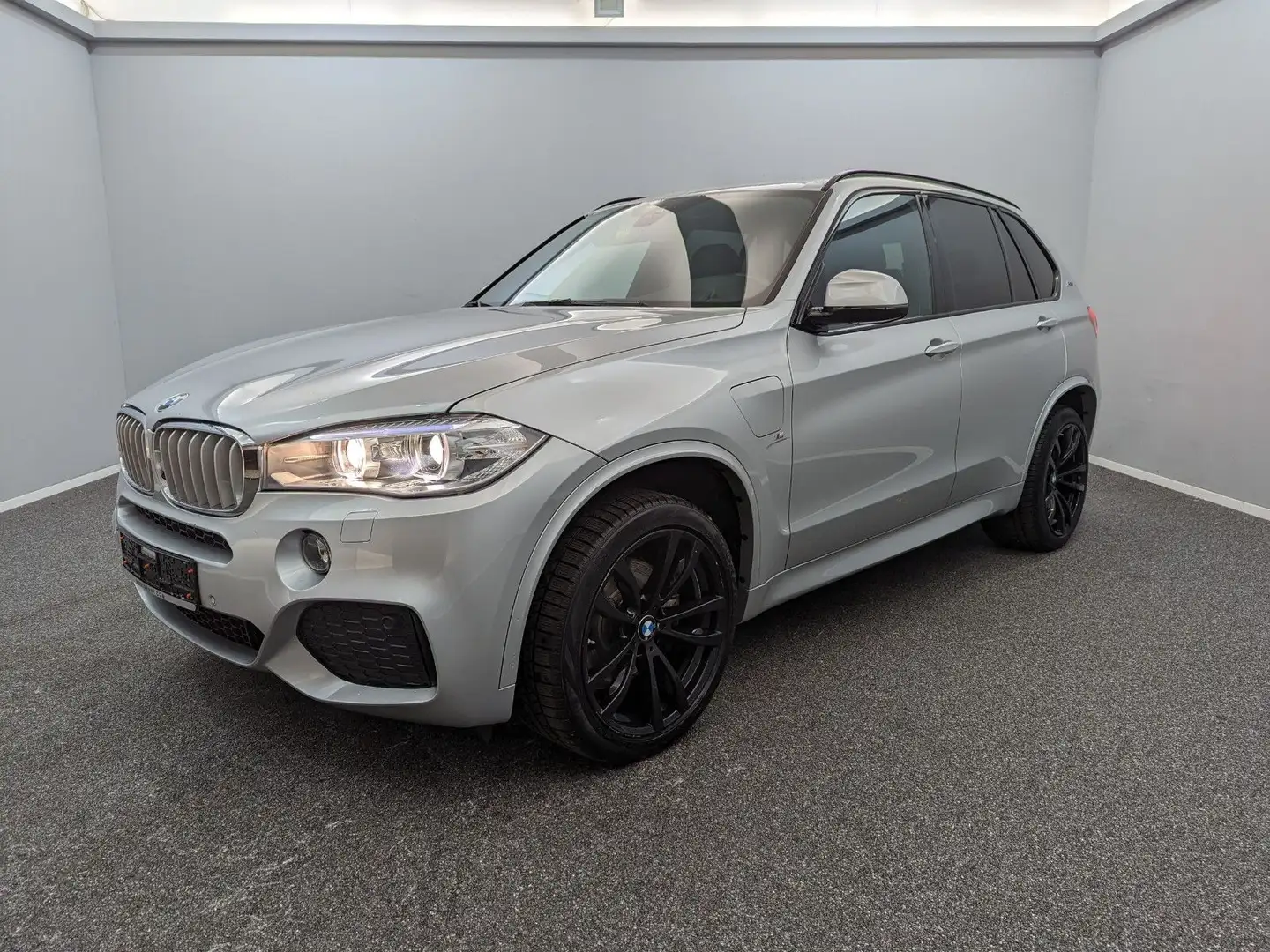BMW X5 xDrive40e M SPORT PAKET*20"*AERO*HUD*XENON* Silber - 1