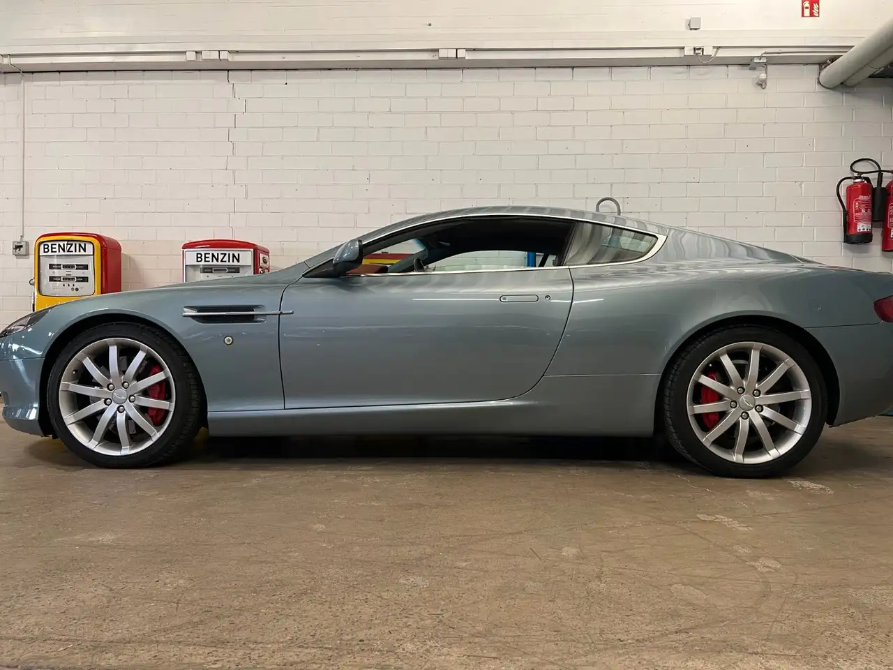 Aston Martin DB9