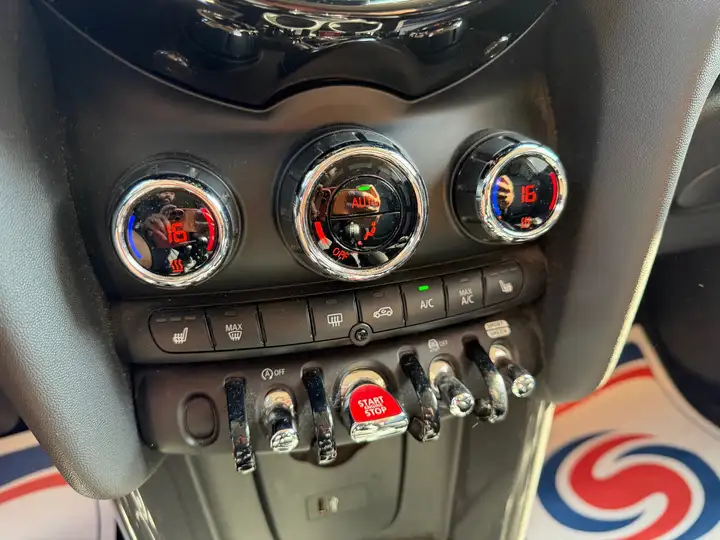 Mini Cooper Hatch 5 Portes Cooper 136 ch Finition Chili — photo 23