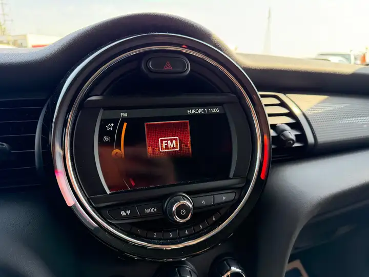 Mini Cooper Hatch 5 Portes Cooper 136 ch Finition Chili — photo 22