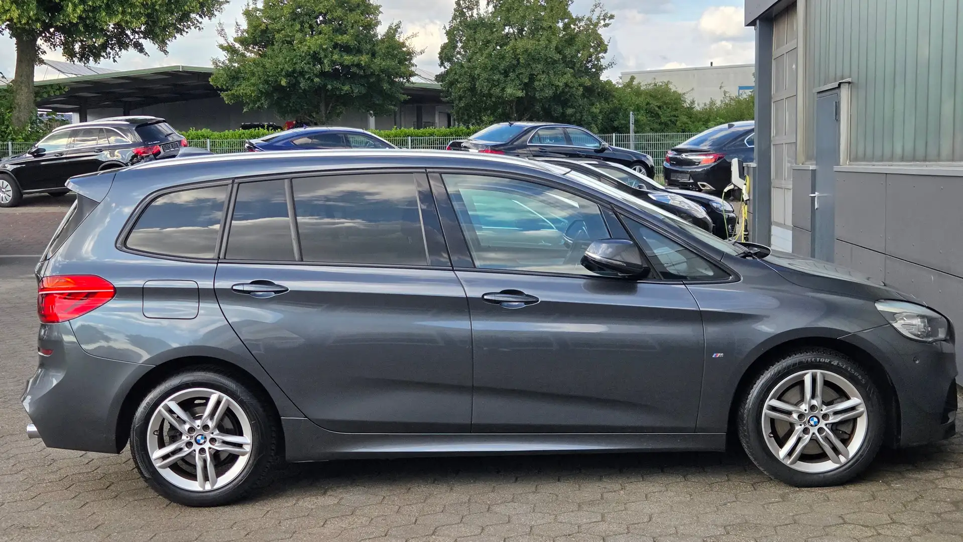 BMW 220 220 d M Sport Panorama AHK 19 Zoll LED Navi Grau - 2