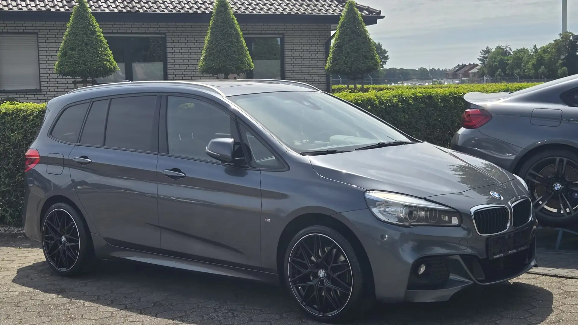 BMW 220 220 d M Sport Panorama AHK 19 Zoll LED Navi Grau - 1