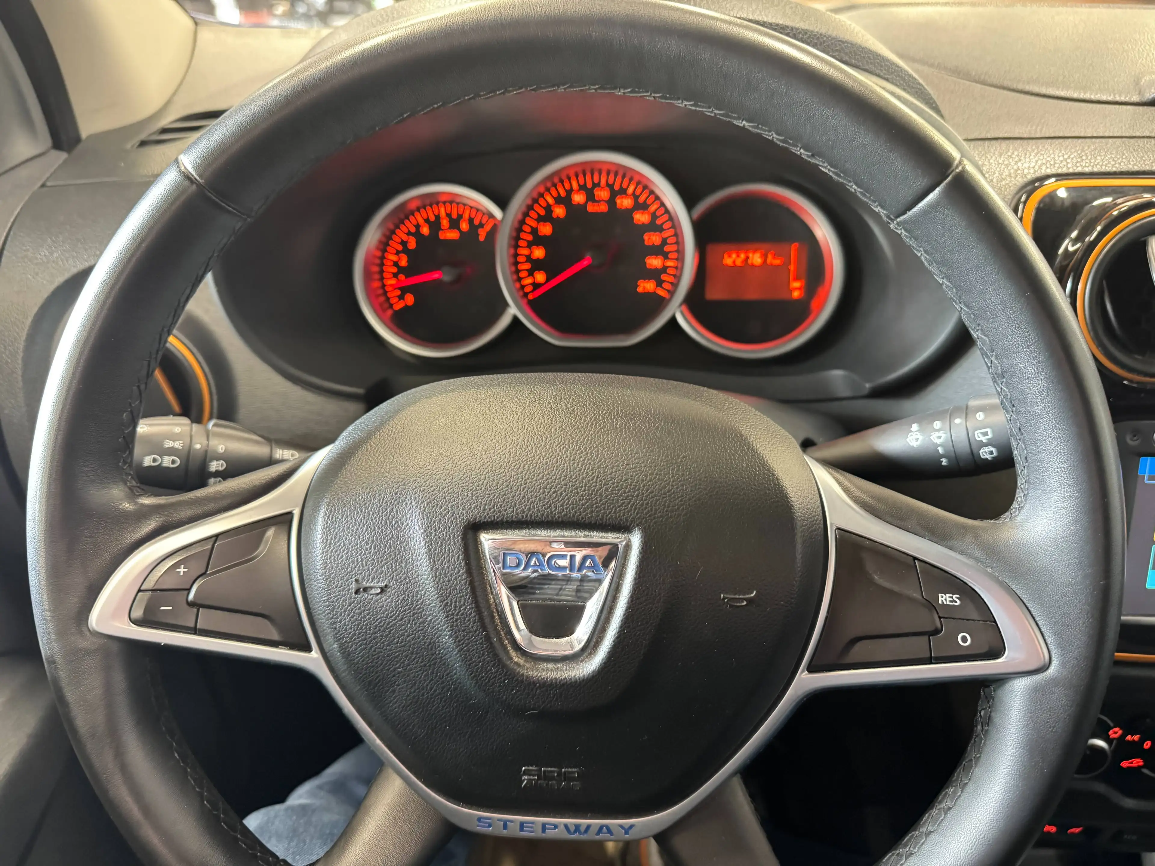 Dacia Lodgy Stepway Celebration TCe115   7-Sitzer  WR  Navi — photo 8