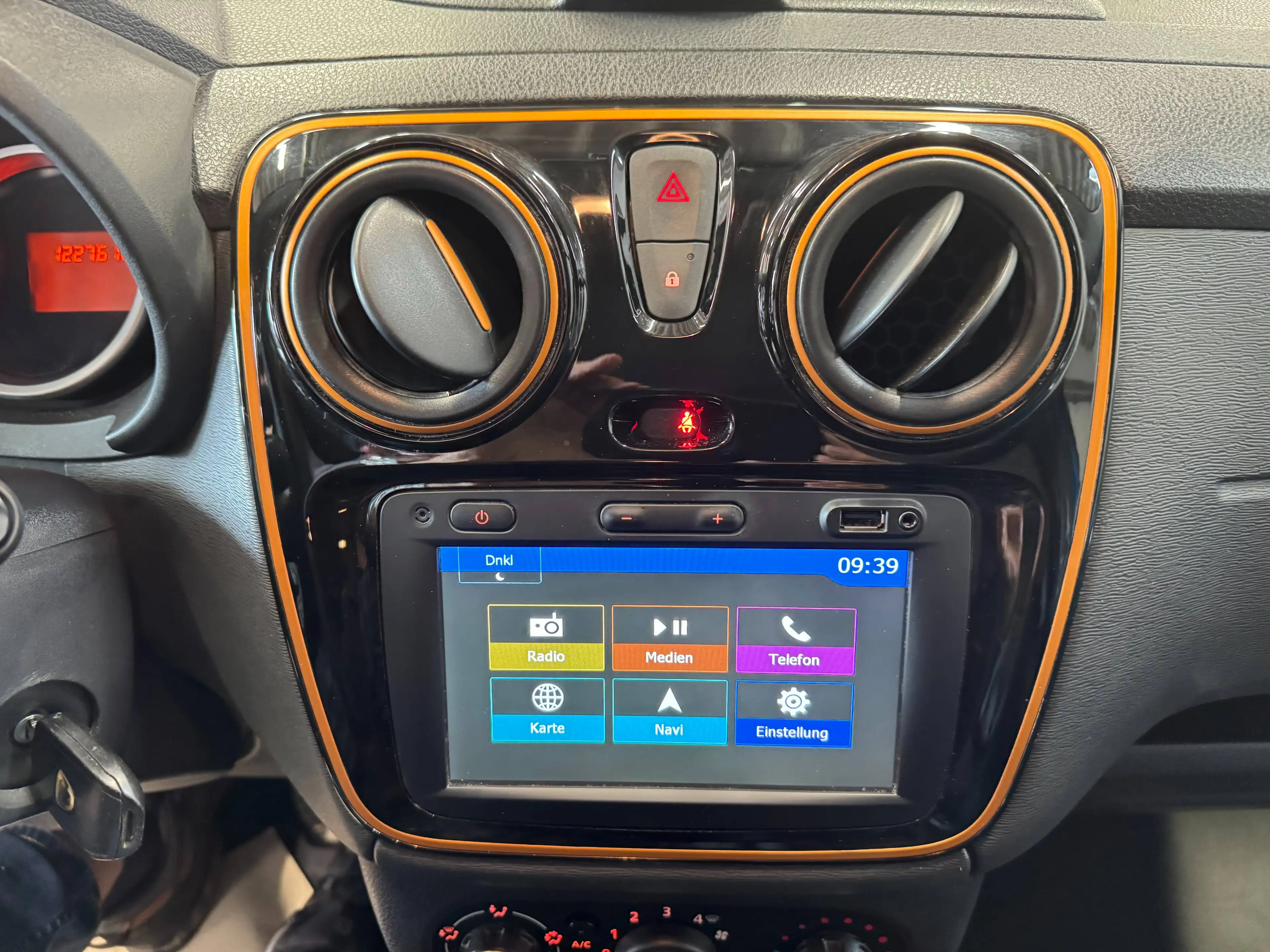 Dacia Lodgy Stepway Celebration TCe115   7-Sitzer  WR  Navi — photo 9