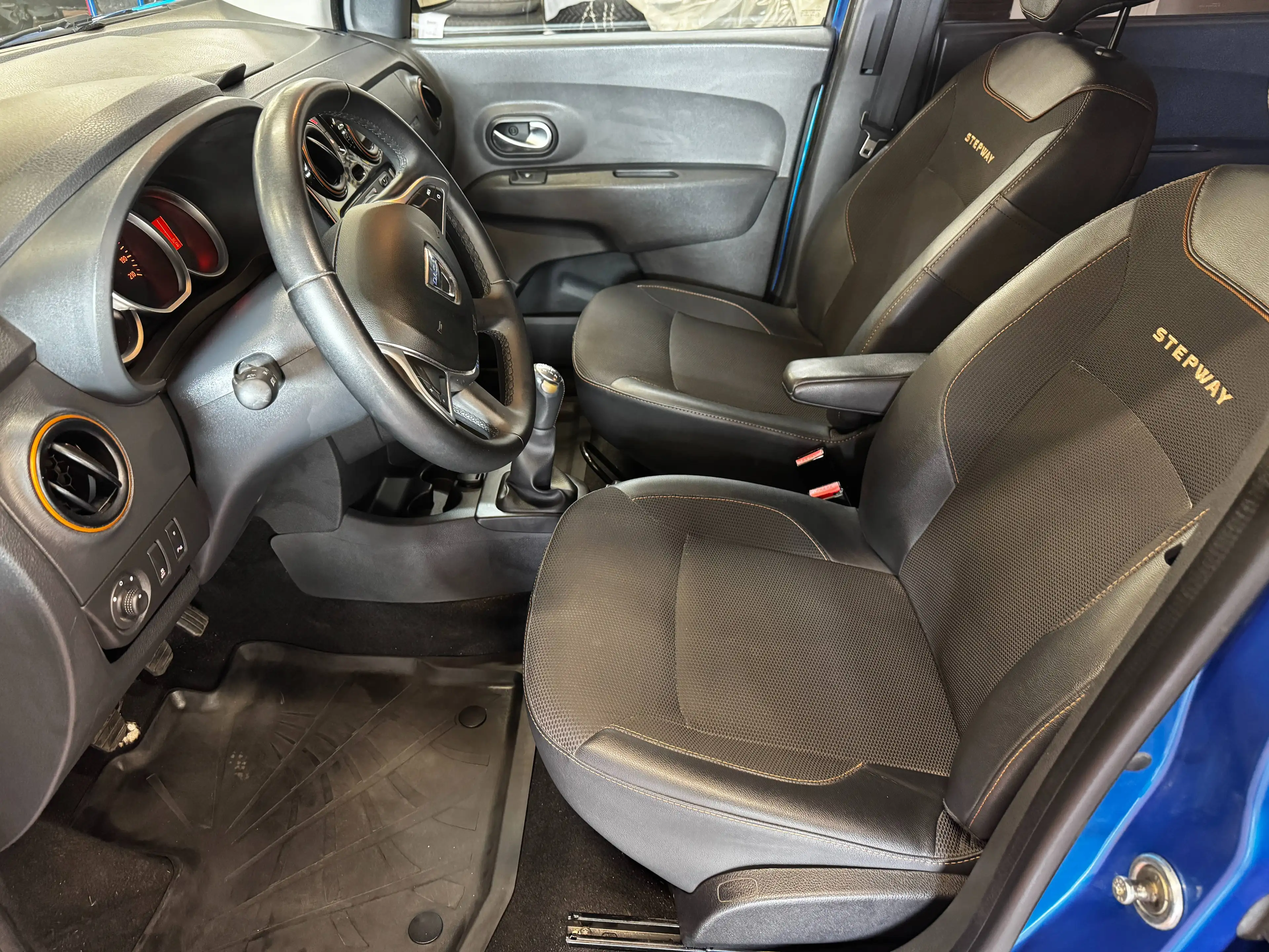 Dacia Lodgy Stepway Celebration TCe115   7-Sitzer  WR  Navi — photo 14