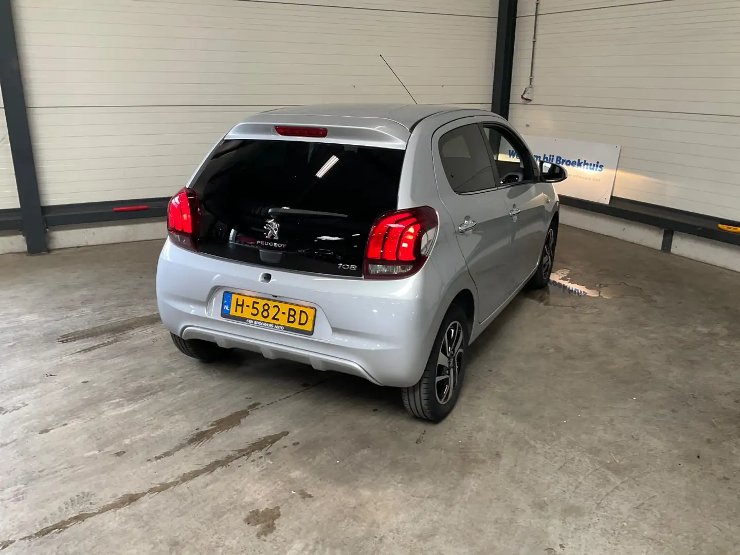 Peugeot 108 1.0 e-VTi Allure | Climate control | Camera | Navi Grigio - 2