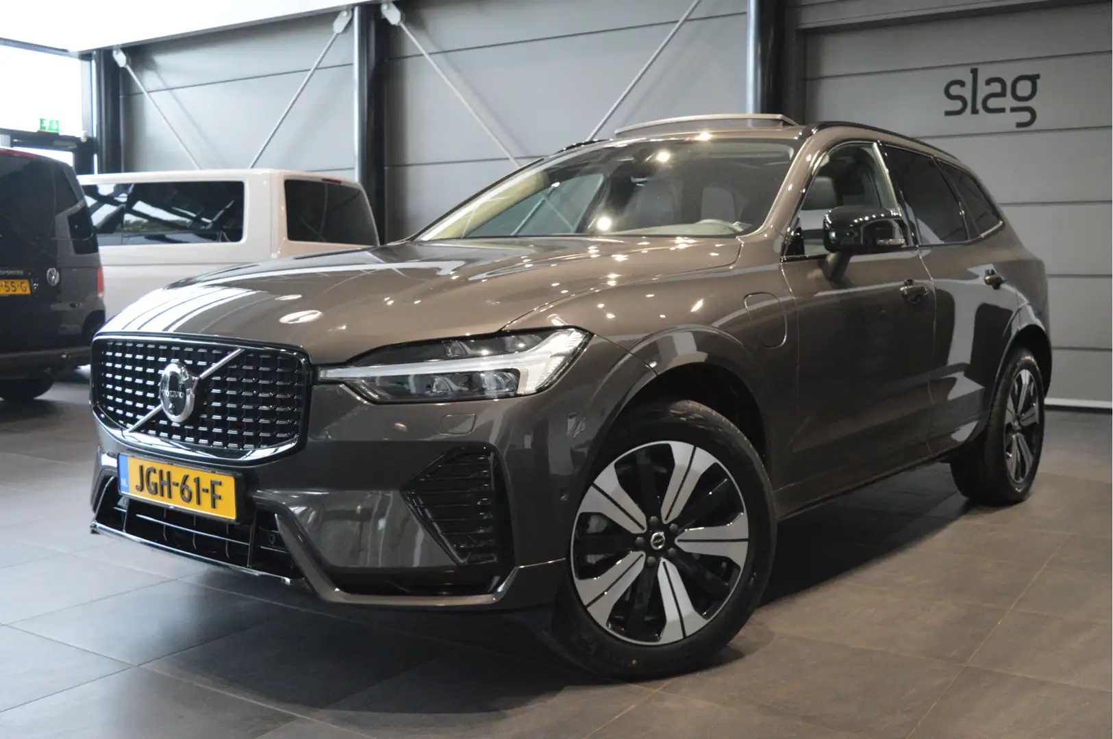 Volvo XC60 2.0 T6 Plug-in hybrid AWD Plus Dark pano leer trek Gris - 1