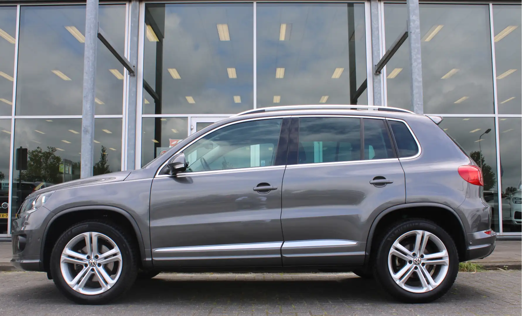 Volkswagen Tiguan 1.4 TSI Sport&Style R-line Edition | Verw. Voorsto Grijs - 2