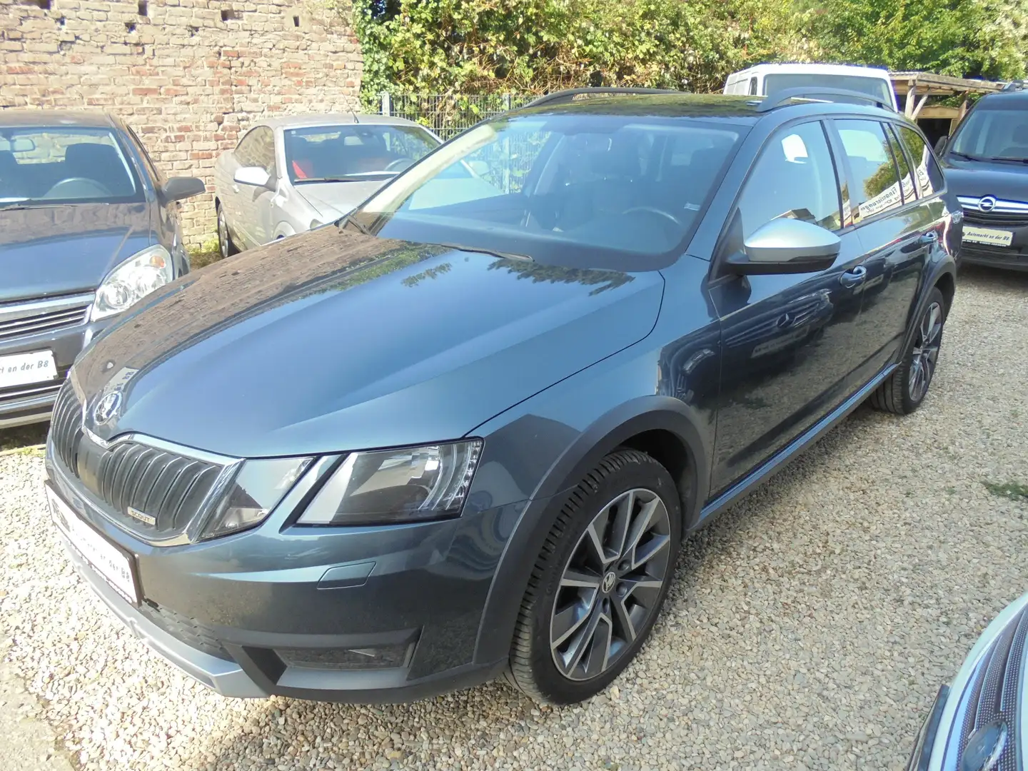 Skoda Octavia Combi 2.0 TDI 4x4 DSG Scout DPF,AHK,1-Hand!!! Grau - 2
