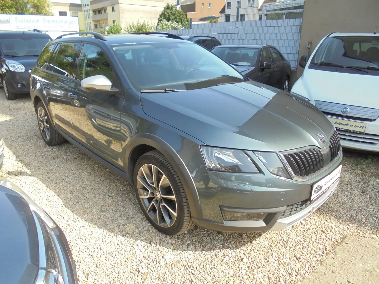 Skoda Octavia Combi 2.0 TDI 4x4 DSG Scout DPF,AHK,1-Hand!!! Grau - 1