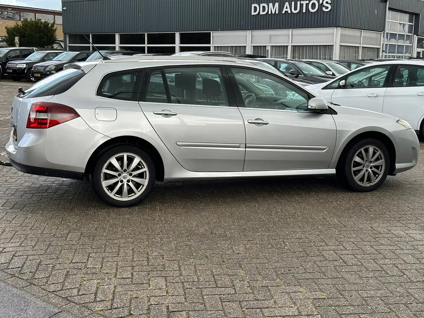 Renault Laguna Estate 1.5 dCi Celsium Grijs - 2