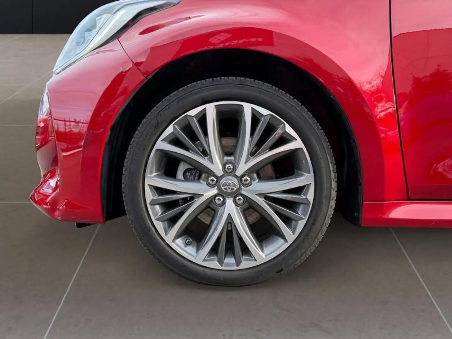 Toyota Yaris Style Rojo - 2