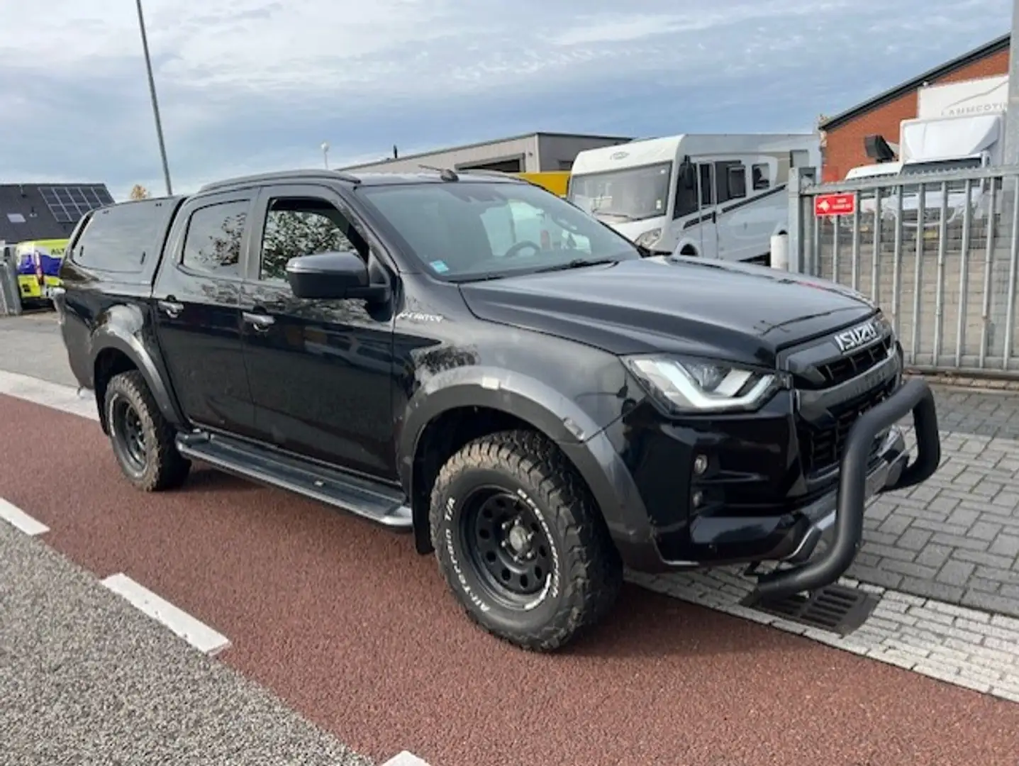 Isuzu D-Max 1.9D 120KW Double Cab V-Cross AUTOM. 4WD KLIMA LEE Schwarz - 1