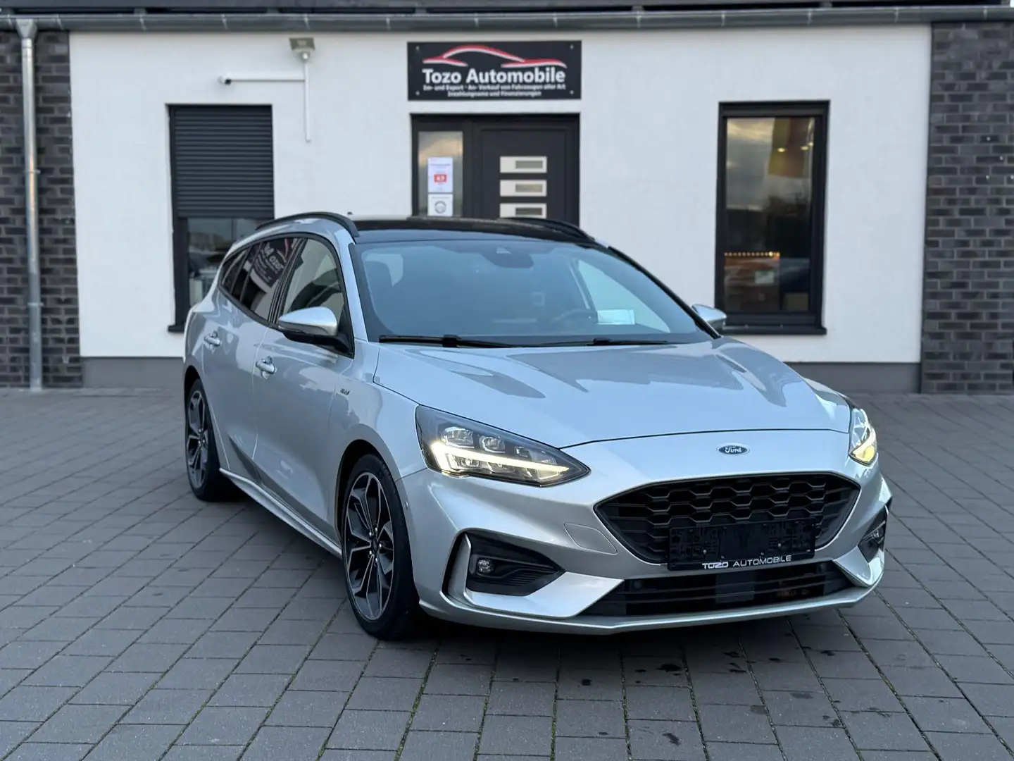 Ford Focus Turnier ST-Line*PANO*KAMERA*NAVI*AHK*LED* Silber - 1