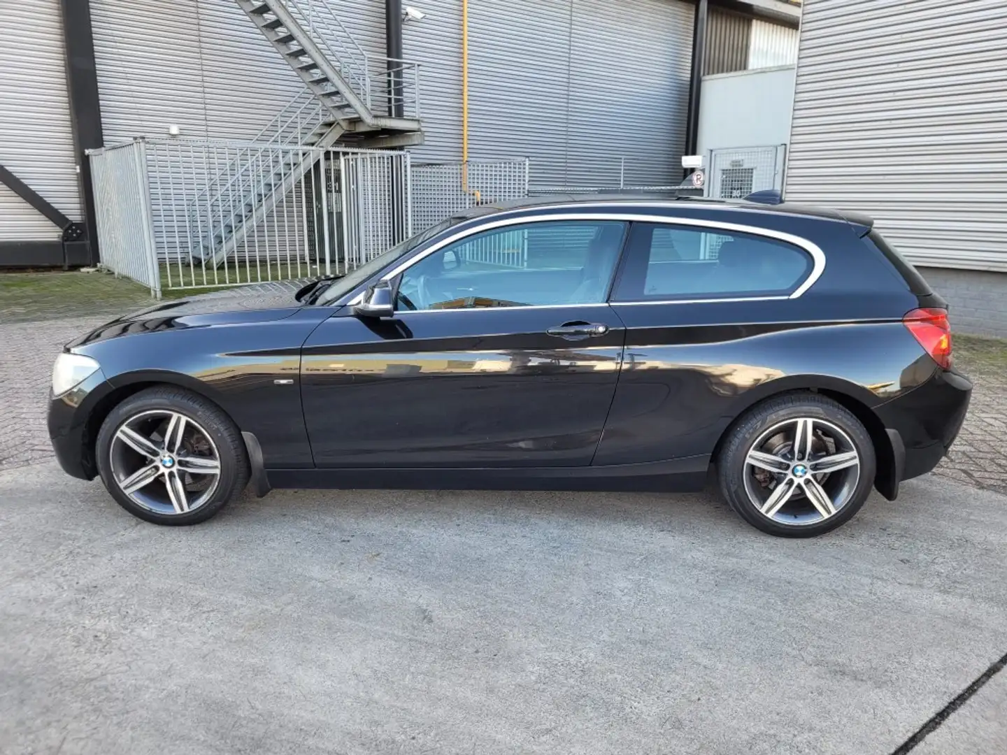 BMW 114 1-serie 114i Business+ Leer, Xenon, Navi Zwart - 2