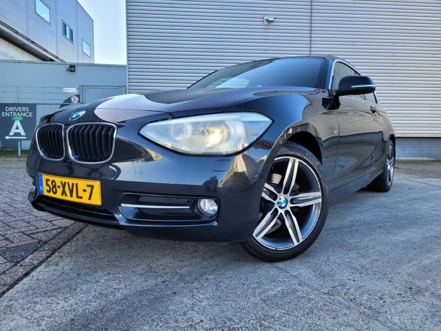 BMW 114 1-serie 114i Business+ Leer, Xenon, Navi Zwart - 1