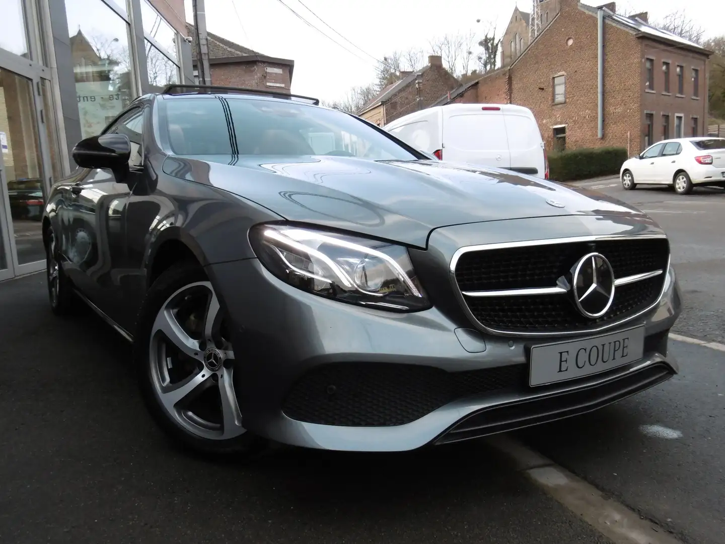 Mercedes-Benz E 220 COUPE / TOIT PANO / DISTRONIC PLUS / CUIR / CAMERA Gris - 2