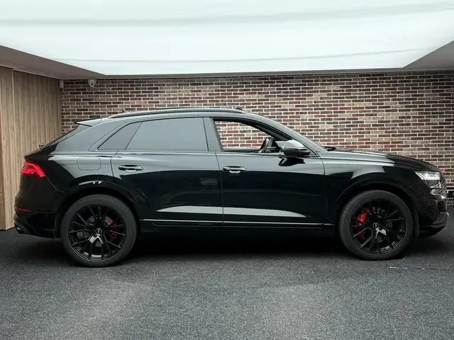 Audi SQ8 view 4
