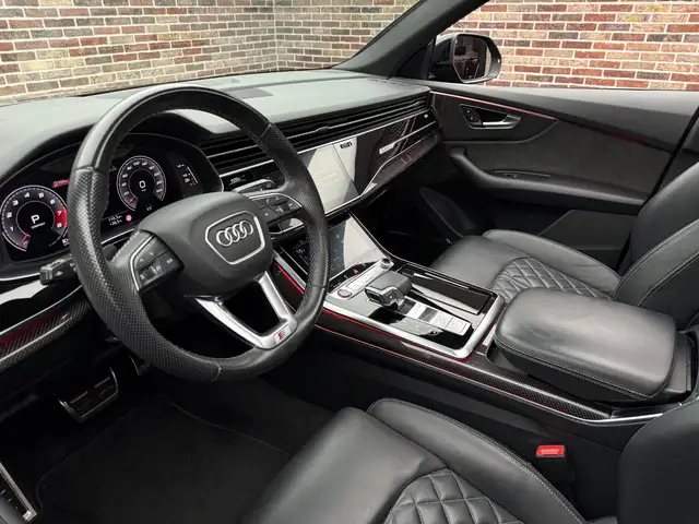 Audi SQ8 view 3