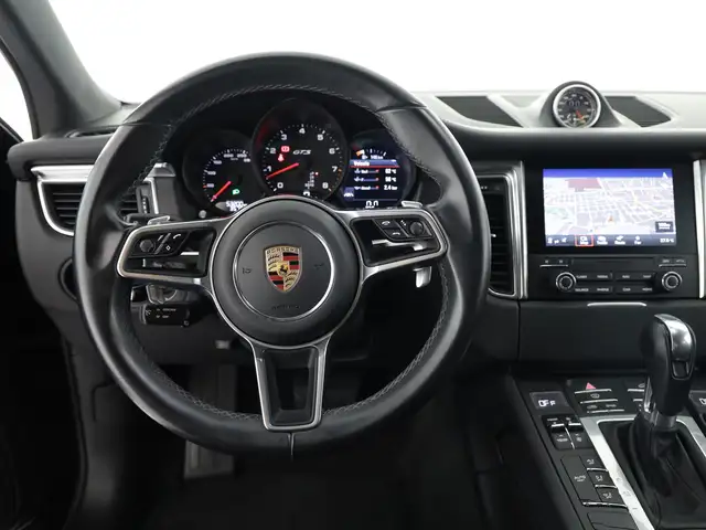 Porsche Macan view 13