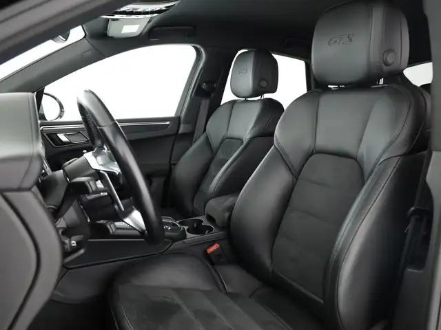 Porsche Macan view 12