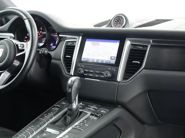 Porsche Macan view 8
