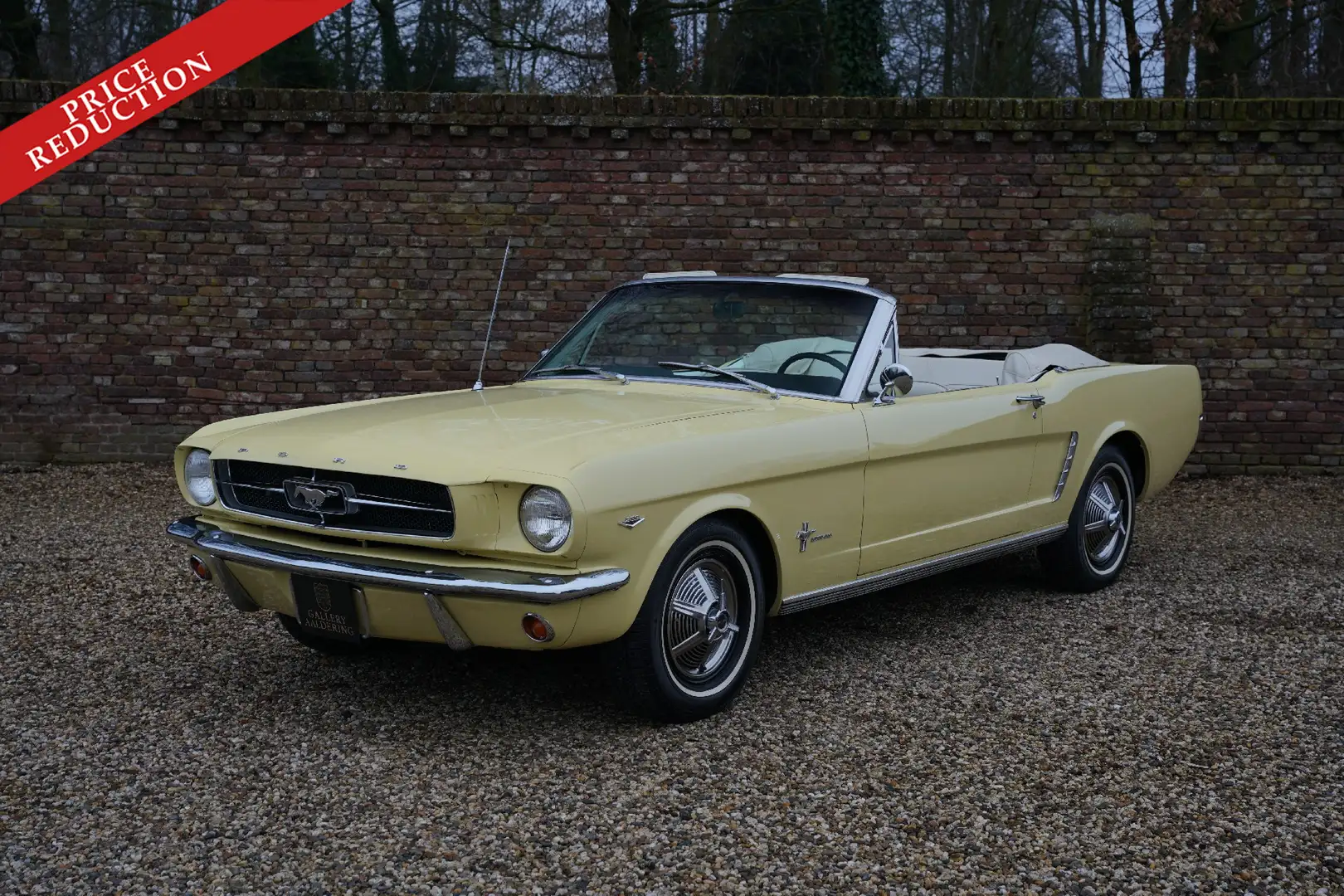 Ford Mustang PRICE REDUCTION! Convertible Fully restored and re Geel - 1