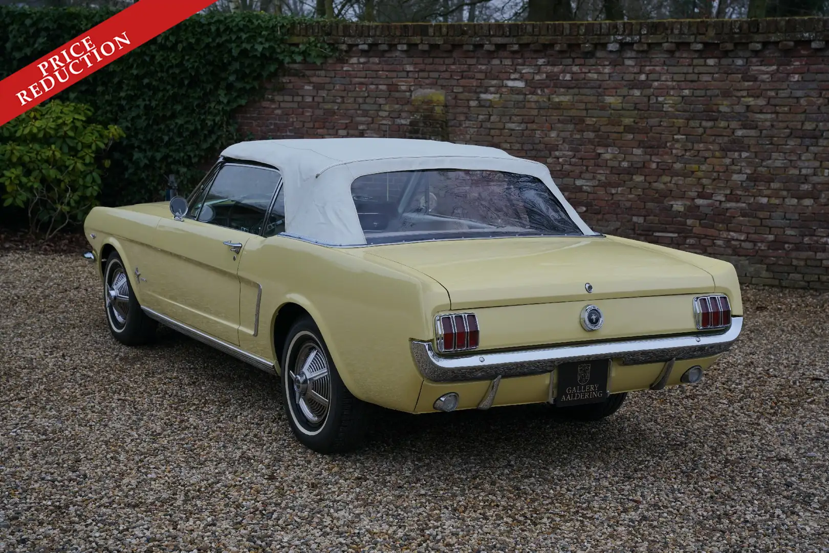 Ford Mustang PRICE REDUCTION! Convertible Fully restored and re Geel - 2