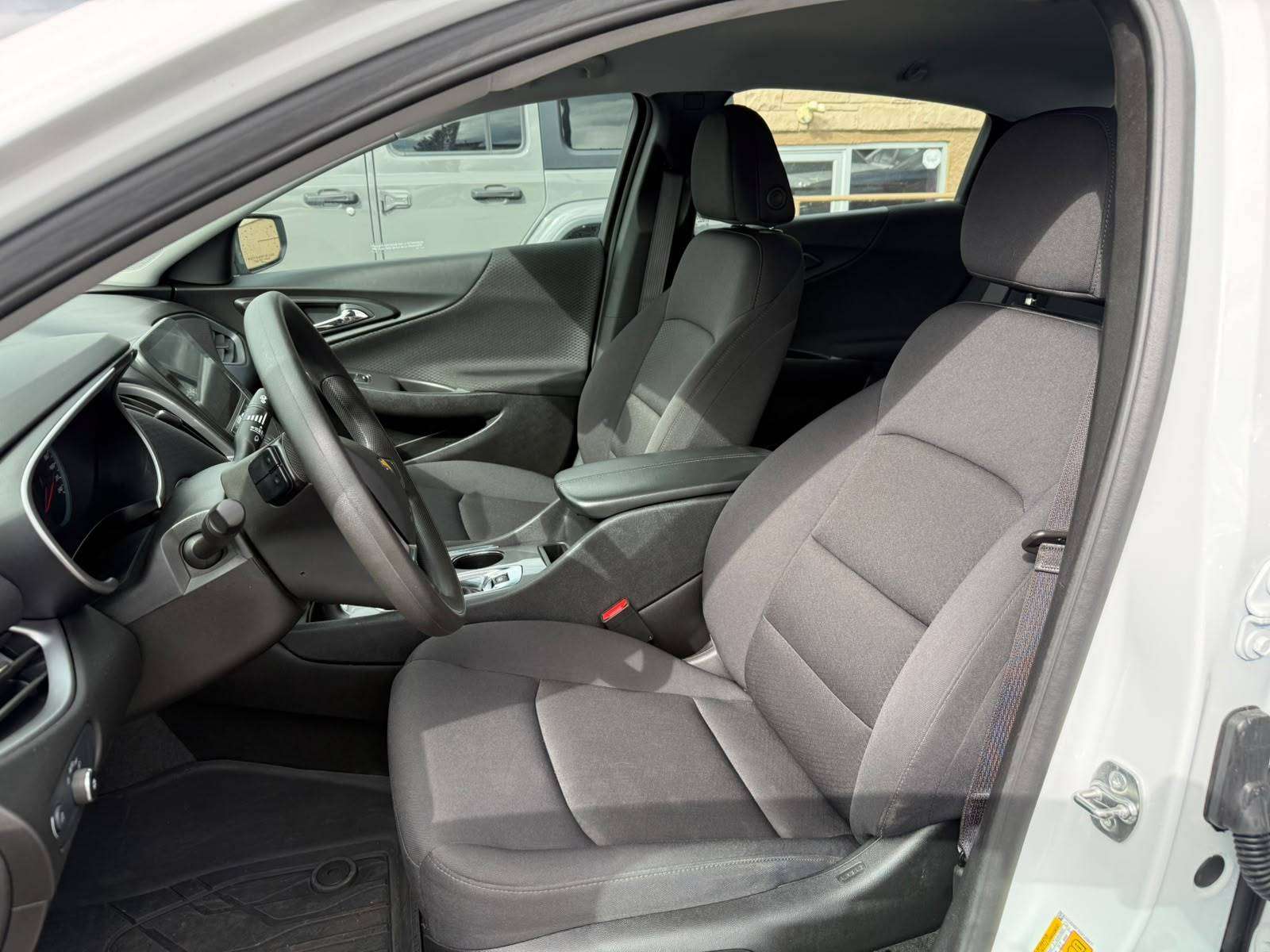 2025 Chevrolet Malibu Sedan — view 9