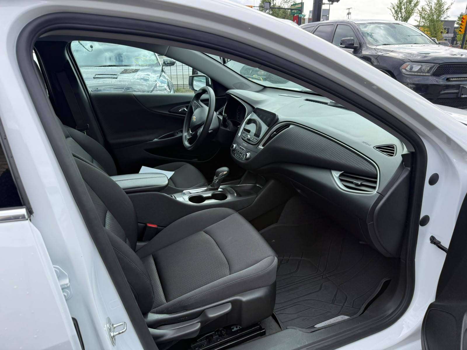 2025 Chevrolet Malibu Sedan — view 7