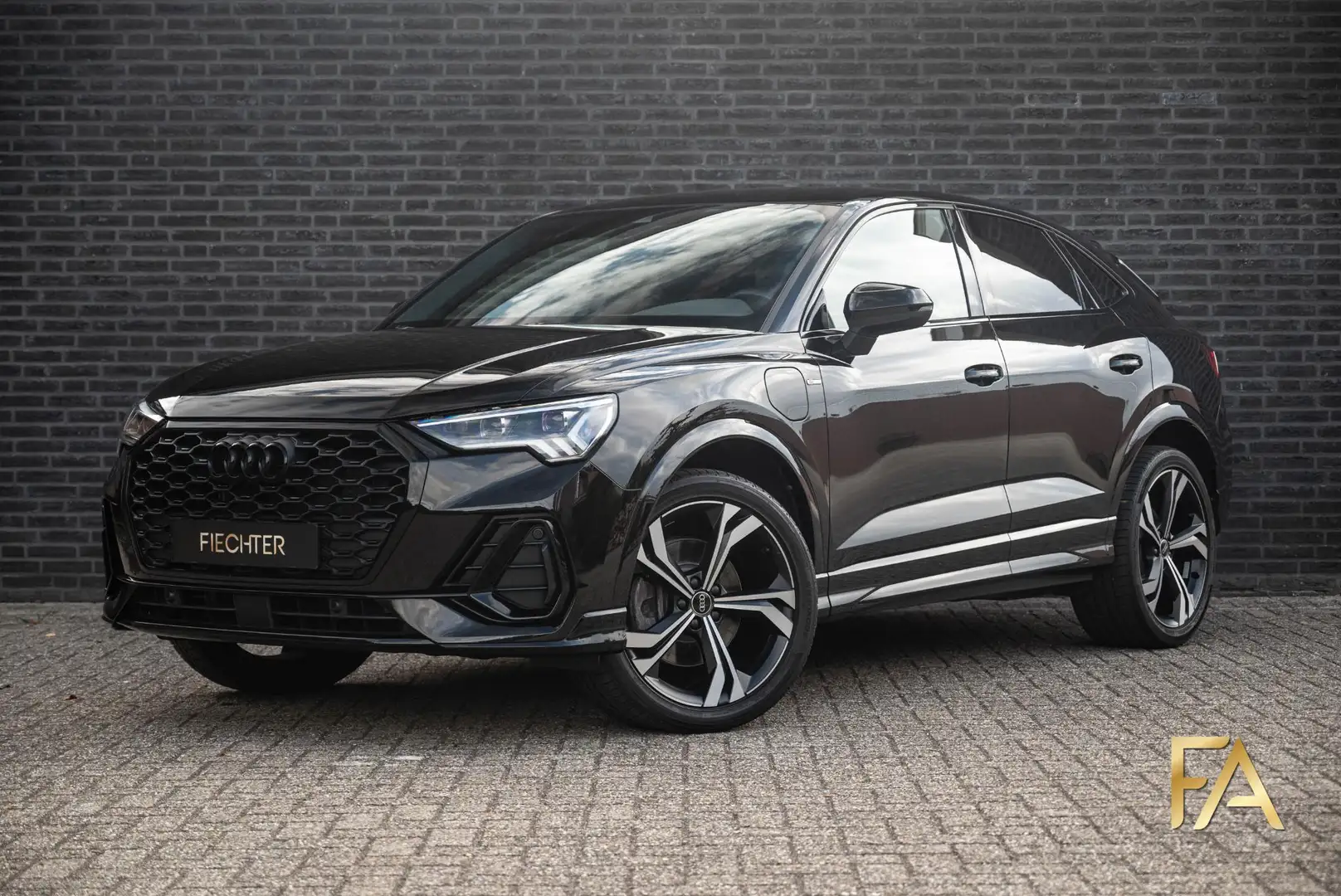 Audi Q3 Sportback 45 TFSI e S Line Edition One 20Inch|Lede Zwart - 1