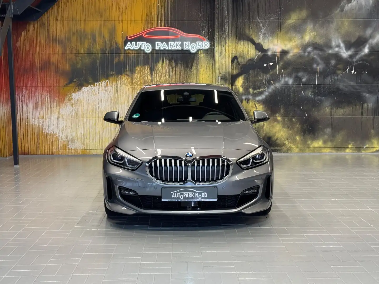 BMW 118 i M Sport Aut. LED~NAVI~APPLE CARPLAY~SPUR~ Gris - 2