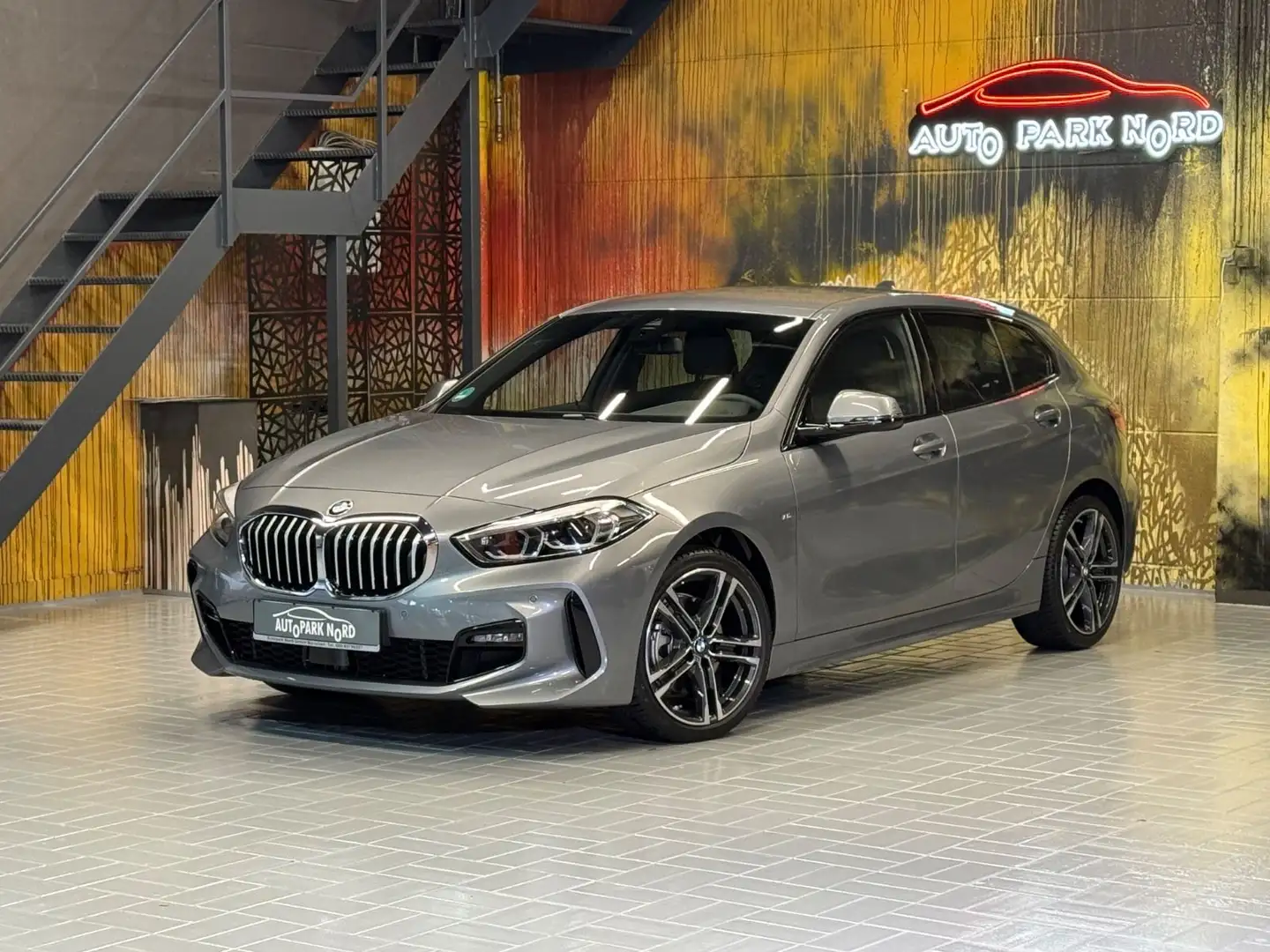 BMW 118 i M Sport Aut. LED~NAVI~APPLE CARPLAY~SPUR~ Gris - 1