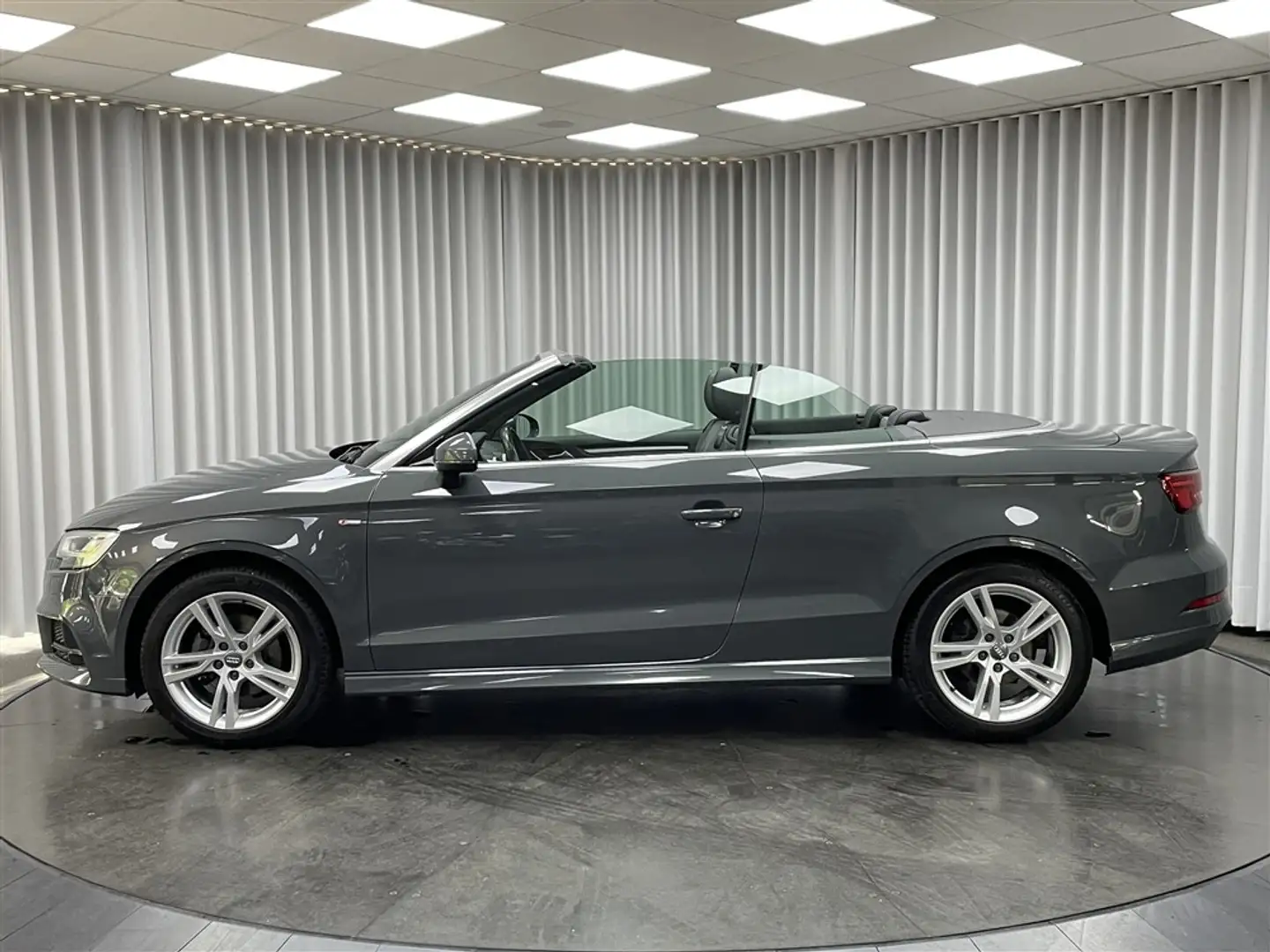 Audi A3 Cabrio 1.5 TFSI / S-Line / Clima / Navi / Xenon Grijs - 2