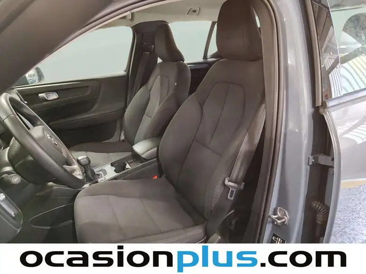 Volvo XC40 T2 Momentum Core man 2021, foto 10