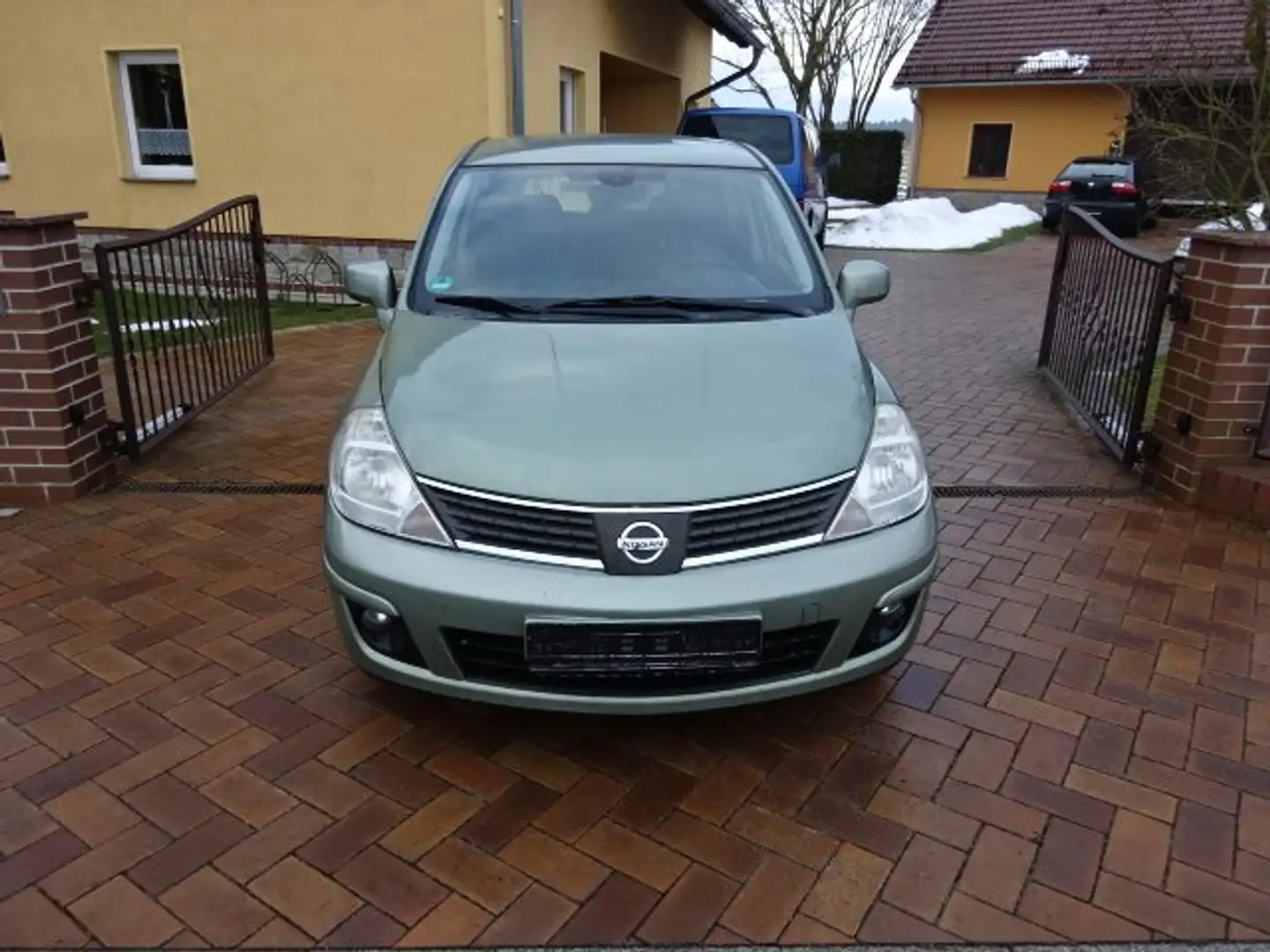 Nissan Tiida Fließheck 1.6 acenta +ohne TüV + AHK + Grün - 2