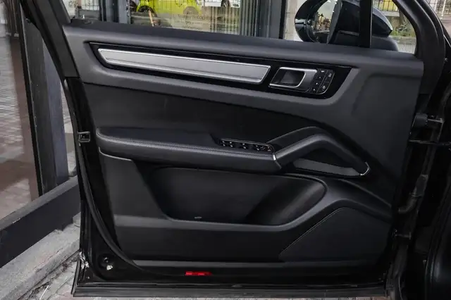 Porsche Cayenne view 8