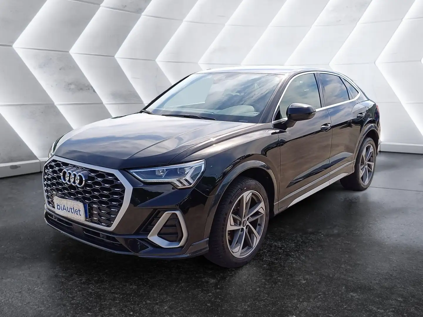 Audi Q3 Sportback 35 2.0 tdi S line edition quattro Zwart - 1