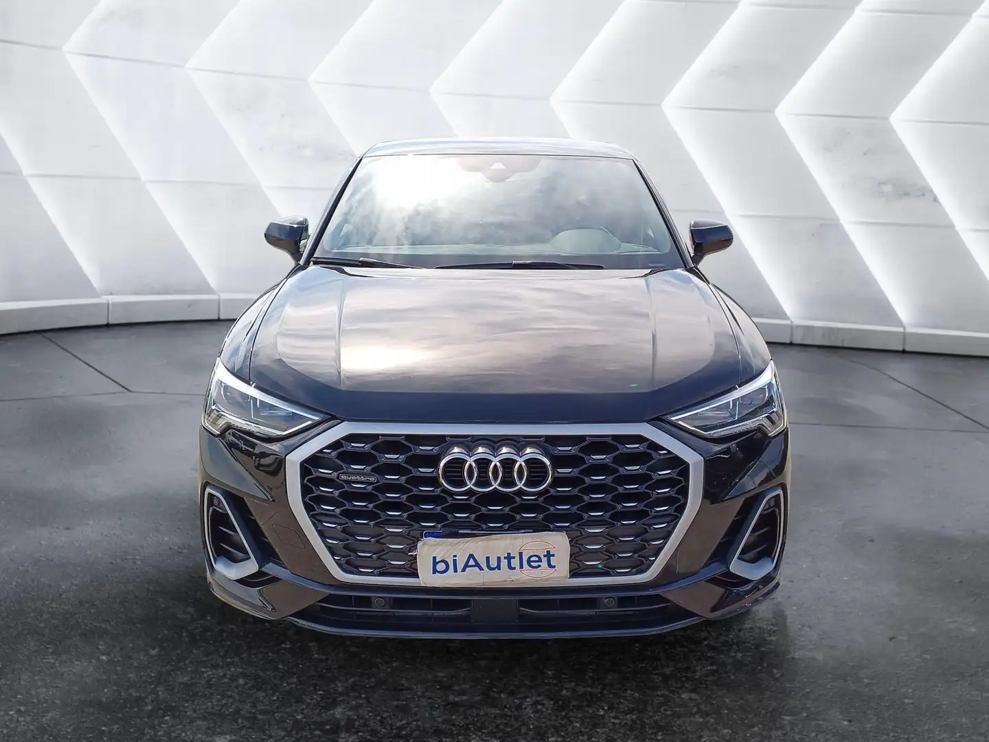 Audi Q3 Sportback 35 2.0 tdi S line edition quattro Zwart - 2