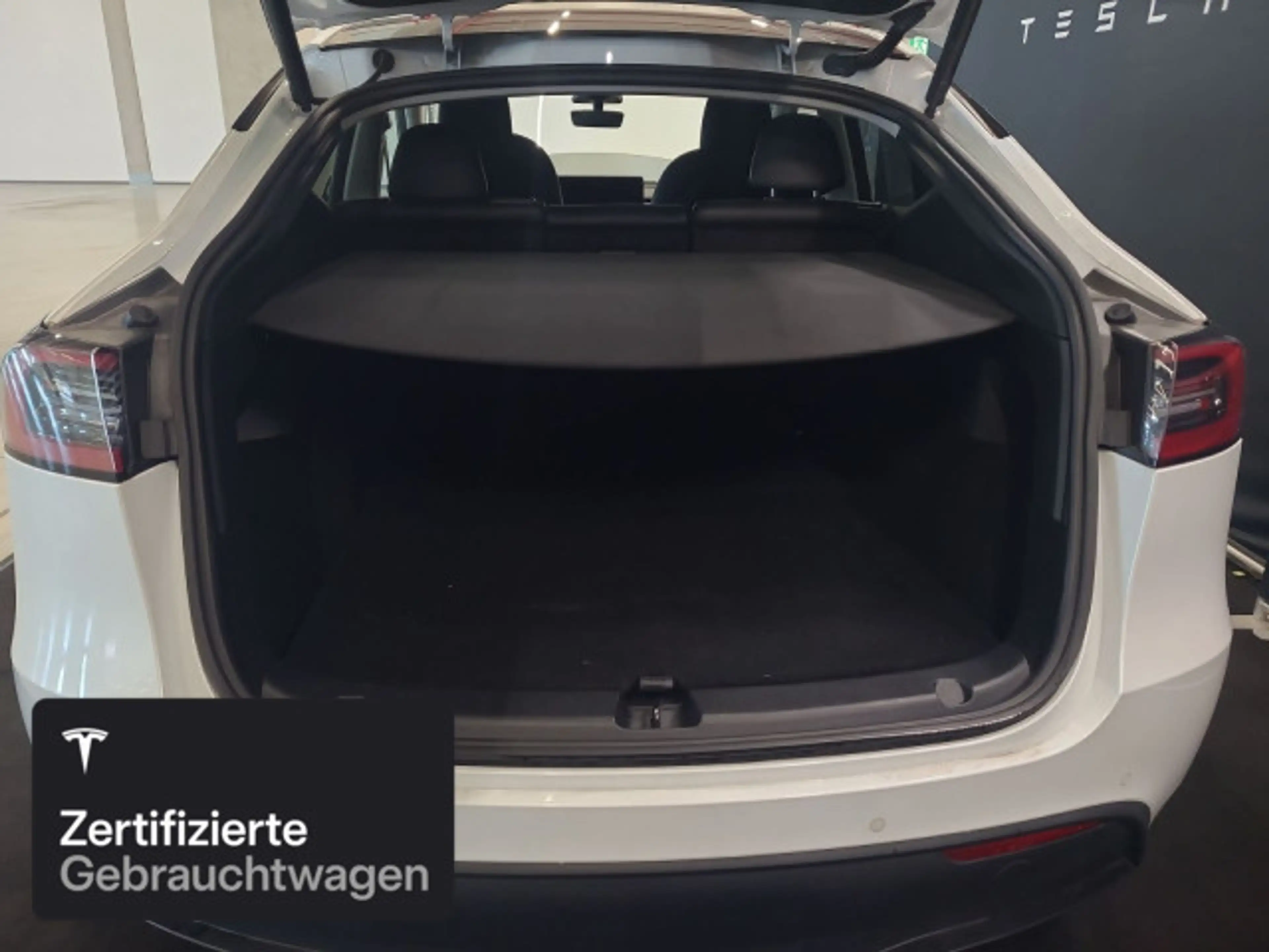 Tesla Model Y Long Range AWD — photo 9