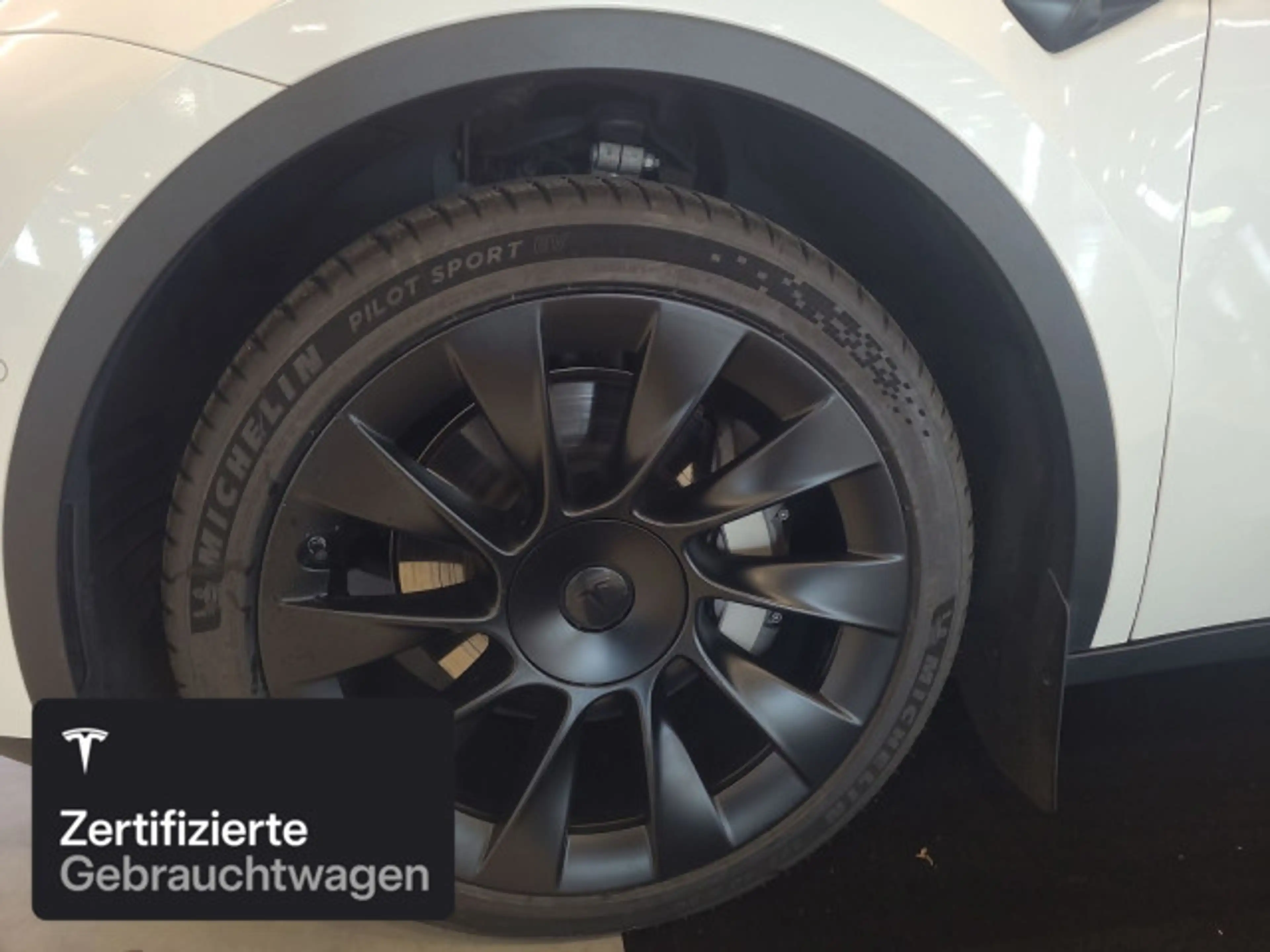Tesla Model Y Long Range AWD — photo 7