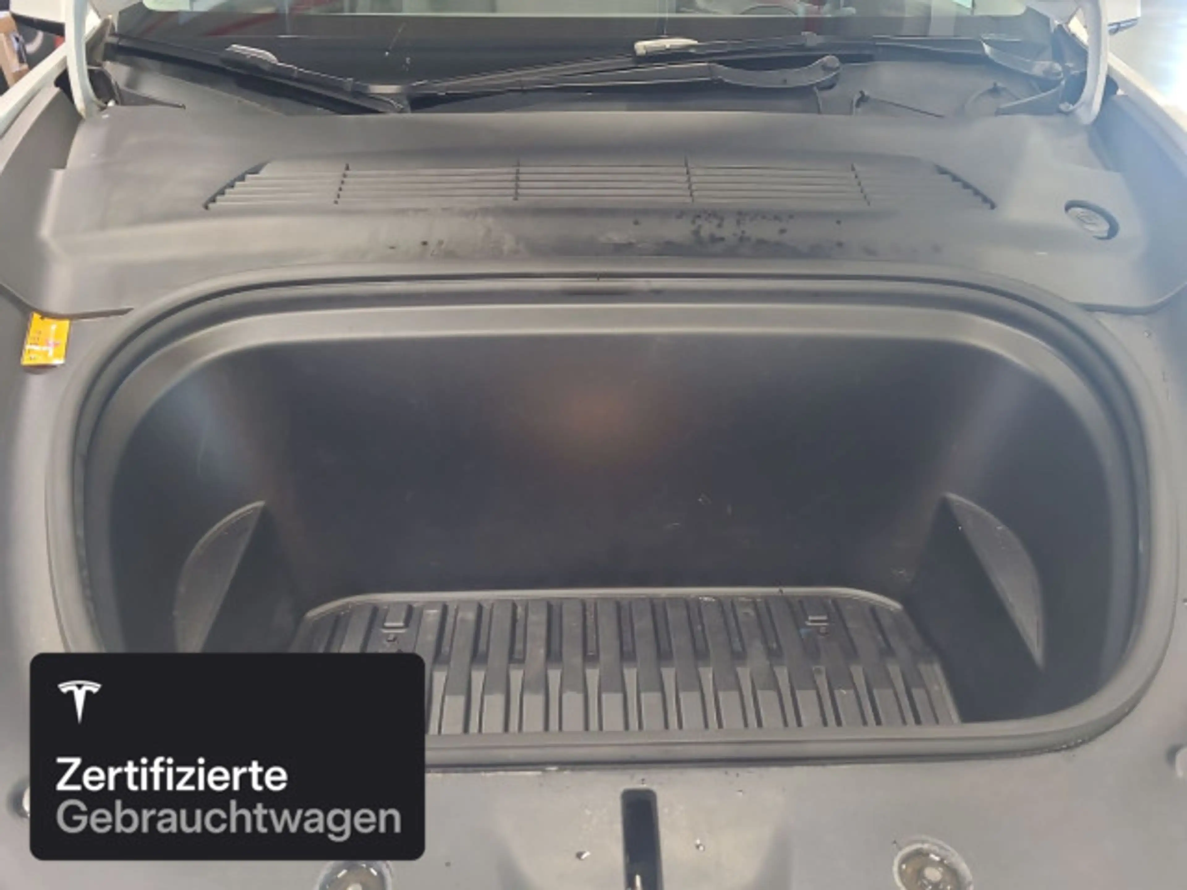 Tesla Model Y Long Range AWD — photo 8