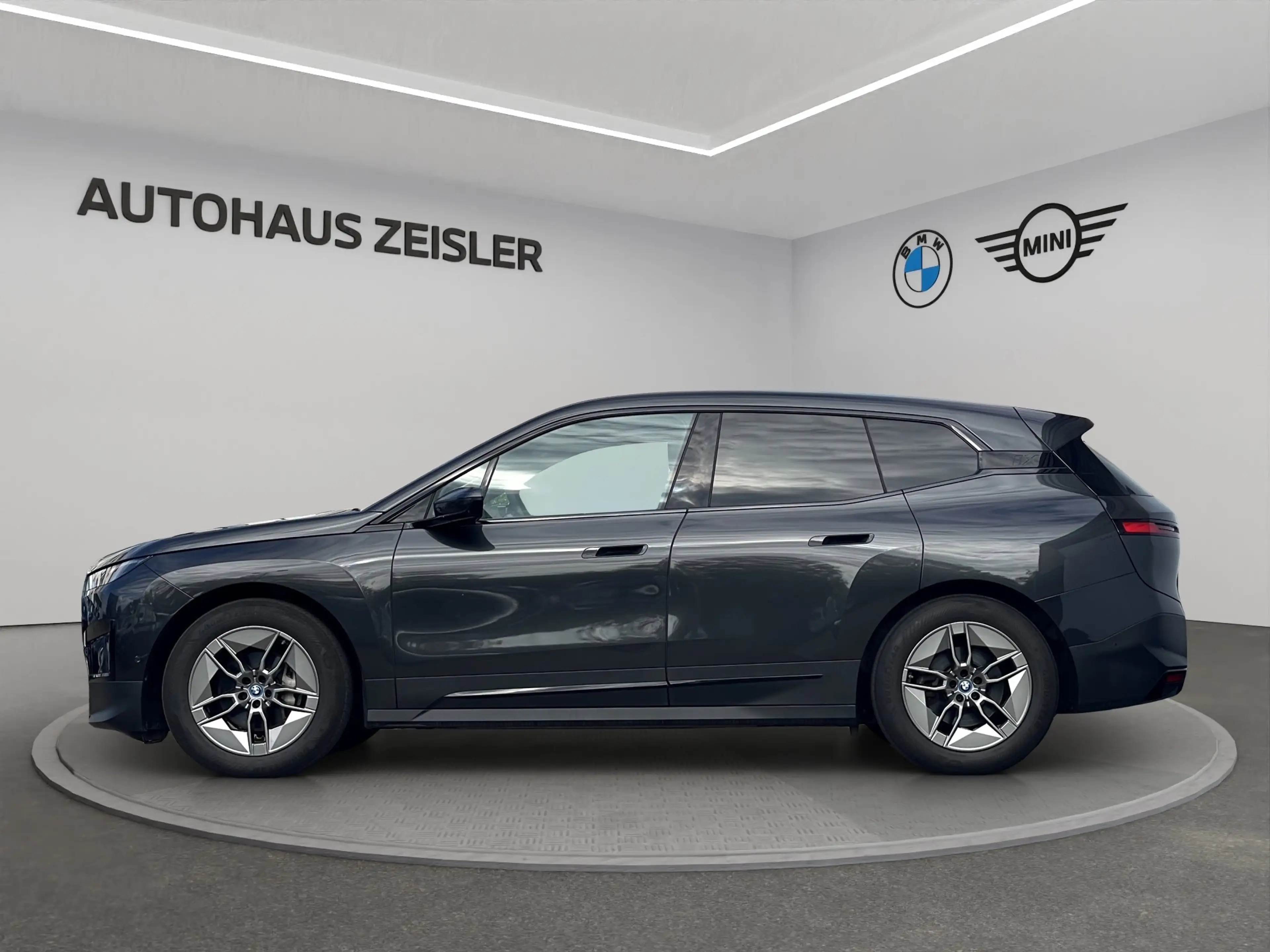 BMW iX xDrive40 PanoDach 360°Kamera HarmanKardon — photo 4