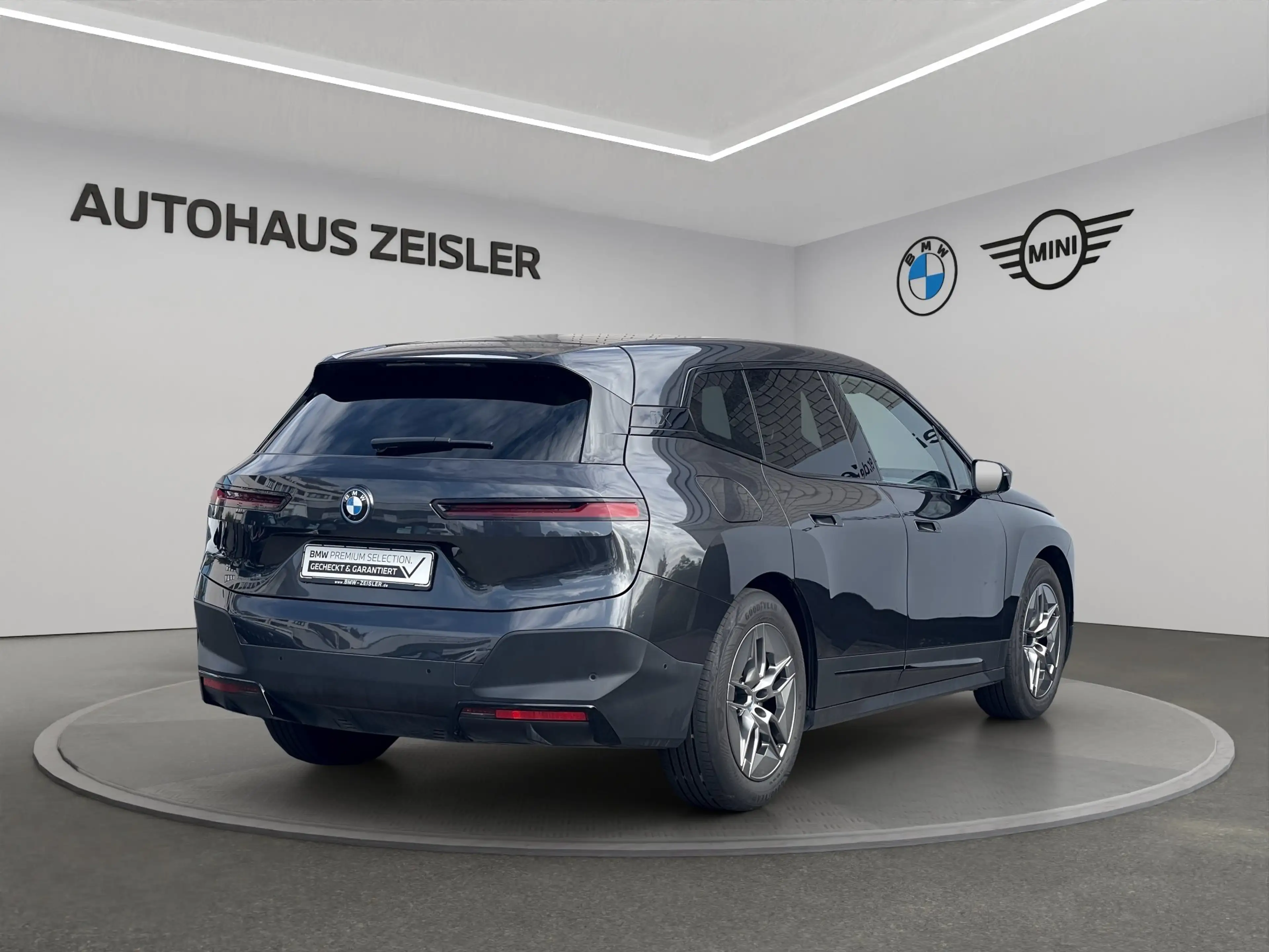 BMW iX xDrive40 PanoDach 360°Kamera HarmanKardon — photo 2